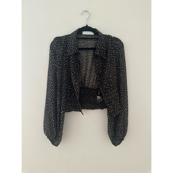 ASTR The Label Ruched Blouse in Black Taupe Geo Print - Picture 3 of 4